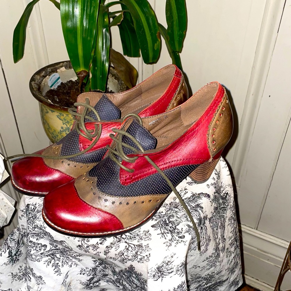Spring Step L’artiste tie up heels size 8M